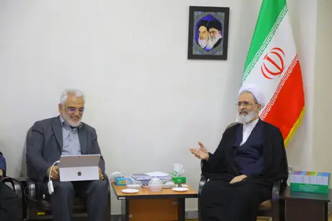 رئیس دانشگاه آزاد اسلامی با آیت الله اعرافی دیدار کرد