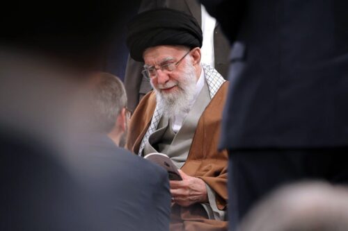 رهبرمعظم انقلاب:گسترش شاعران متعهدوانقلابی جوان،امیدآفرین است