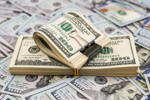 پس‌لرزه‌های استیضاح در بازار دلار ادامه‌ دارد