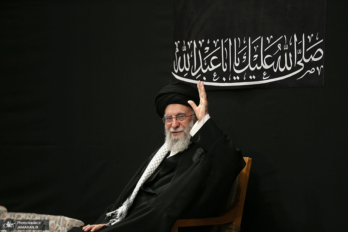حضور رهبر انقلاب در شب عاشورا در حسینیه امام خمینی