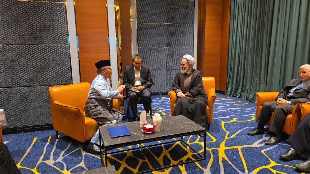 آیت‌الله اعرافی در دیدار با محمد نعیم بن مختار