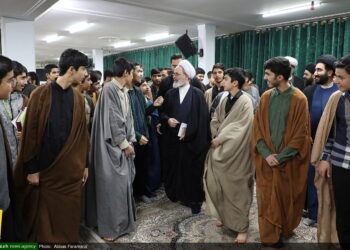 حضور پدرانه آیت‌الله‌ اعرافی در بین طلبه‌های نوجوان + عکس