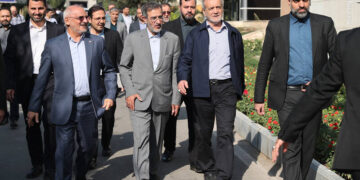 عکس/ بازدید پزشکیان از نمایشگاه دستاوردهای جهاد دانشگاهی