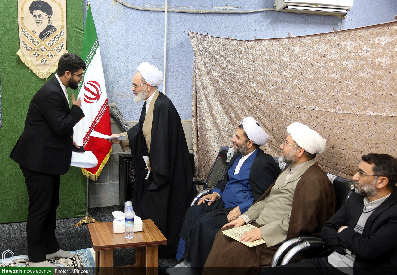 تصاویر/ نشست طلاب و اساتید مدرسه علمیه خاتم الانبیاء (ص) با آیت الله اعرافی