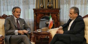 گروسی: مذاکرات فنی عمیقی با عراقچی داشتم