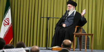 رهبر انقلاب: اگر جنگی راه بیندازند این بار جنگ منطقه‌ای خواهد بود