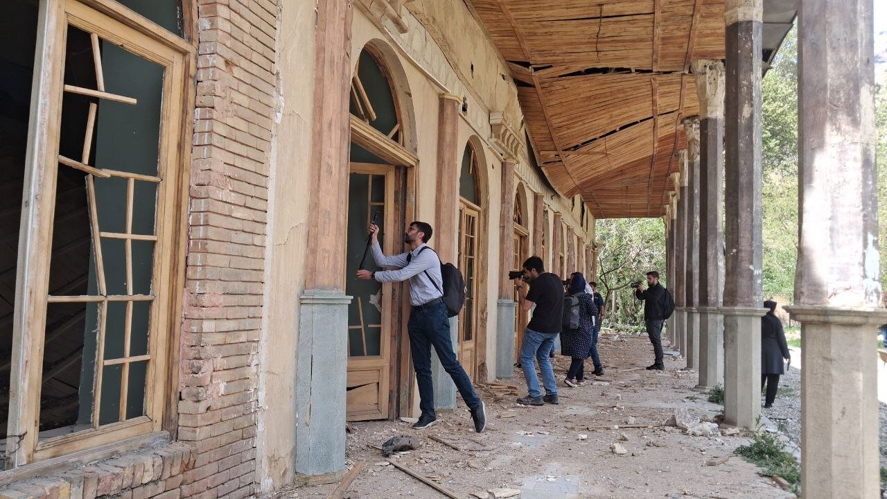 اهالی رسانه از بخش های آسیب دیده کاخ سعدآباد بازید کردند/ اصابت ۲۱ سنگر شکن به حریم کاخ
