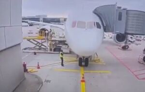 فیلم/ حادثه برای هواپیمای بوئینگ ۷۸۷ لوفت‌هانزا در فرودگاه فرانکفورت