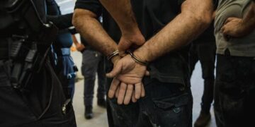 سقوط باندی که در تاریکی و ترافیک موبایل می قاپیدند