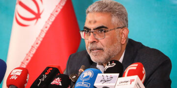 صحبت صریح دکتر صمصامی با رئیس‌جمهور؛ یا میدان را بسپارید یا شعار «بستان بزن» را کنار بگذارید
