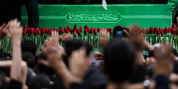وداع با رهبر شهید به فرصتی برای بازسازی آرمانها تبدیل میشود