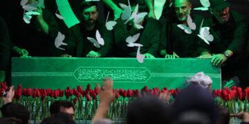 پیکر مطهر امام شهید قبل از نماز صبح وارد قم می شود