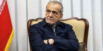 پزشکیان: دفاع از نیروهای مسلح کشور وظیفه من است
