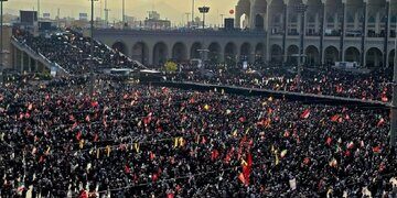 گاردین: سوگواری رهبر شهید در مصلای تهران آمیخته با شعارهای انتقام بود