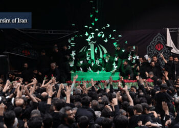 پیکر امام شهید به خانه بازگشت