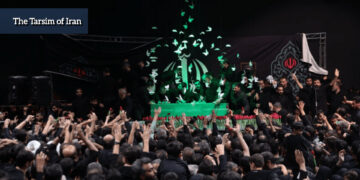 پیکر امام شهید به خانه بازگشت