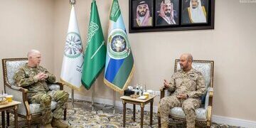 رایزنی رئیس ستاد ارتش عربستان و فرمانده نیروی زمینی سنتکام