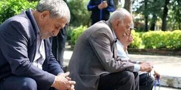 پرداخت معوقات بازنشستگان طولانی شد/ بازنشستگان: «کالابرگ» پول نیم کیلو گوشت هم نیست/ پولی که پارسال هزار تومان ارزش داشت، امروز ۲۰۰ تومان هم نمیارزد